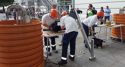 Servicebetriebe Neuwied: Auch unter Zeitdruck muss jeder Griff sitzen: Das Team in  der Disziplin Pumpeninstandsetzung.
