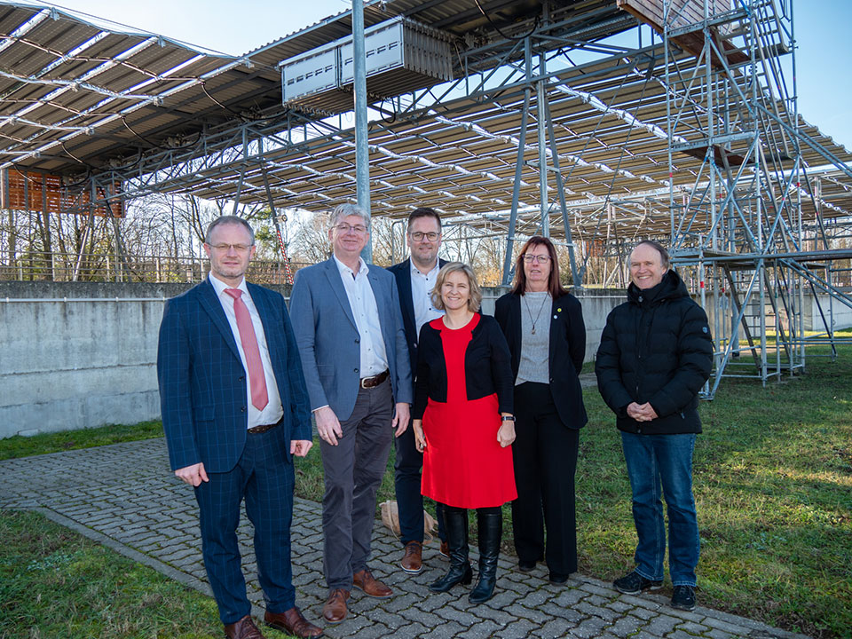 Offizielle Inbetriebnahme der PV-Anlage am Klärwerk in Neuwied - das Foto zeigt Teile der Anlage