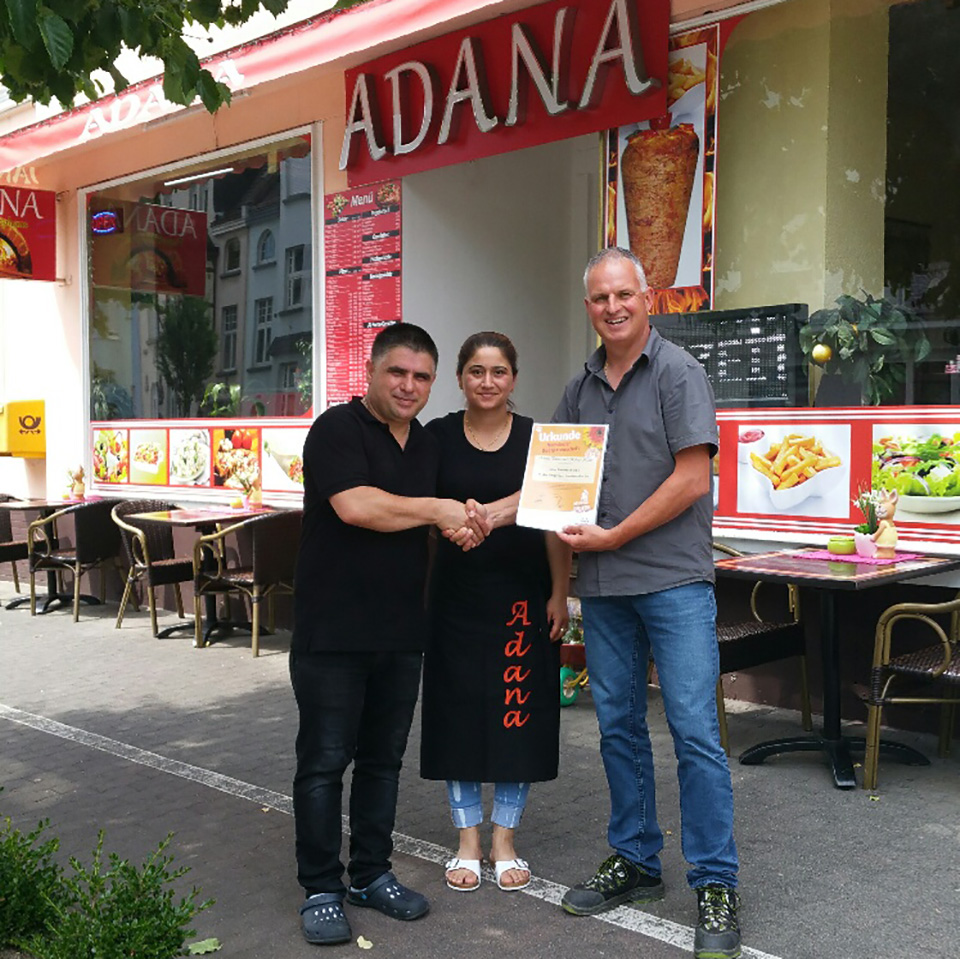 SBN - Beetpatenschaften in Neuwied  - Ehepaar Adana erhält Urkunde 