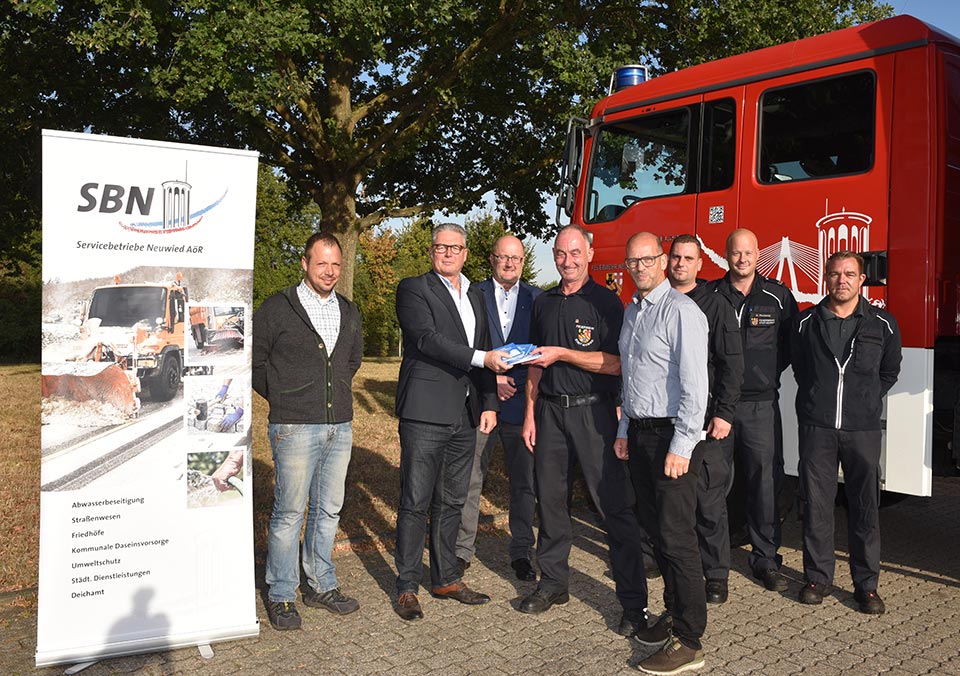 Frank Schneider übergab mit Mitarbeiter Jan Kronenberger die Karten an die Feuerwehrkameraden