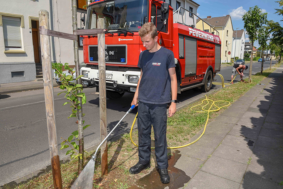 Starke Unterstützung durch die Floriansjünger: Philipp Benner und Achim Schneider von der Feuerwehr Neuwied helfen beim Gießen die Bäume.
