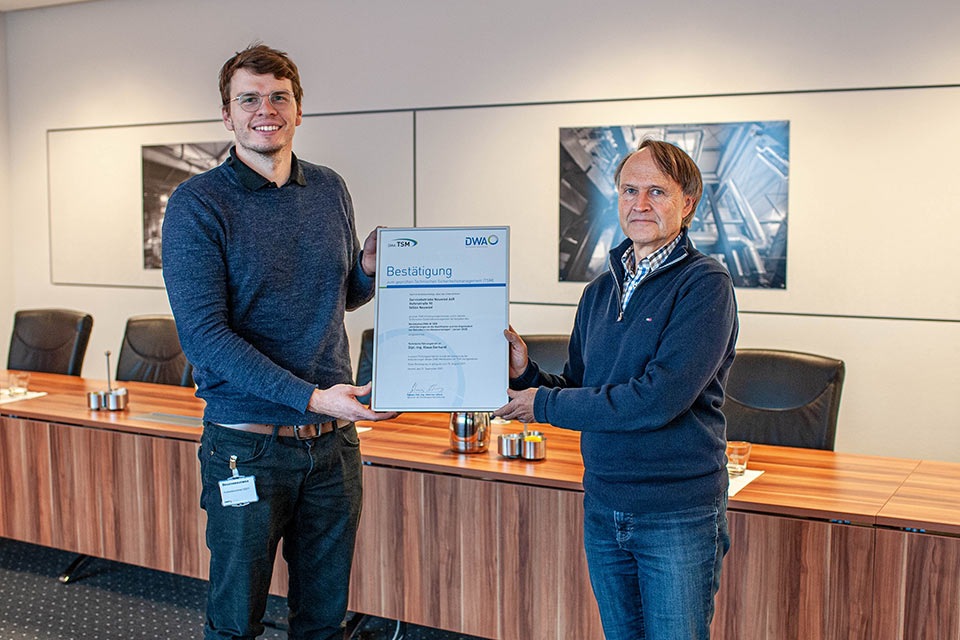 DWA-Geschäftsführer Carsten Blech über-gab das Zertifikat an SBN-Geschäftsfeldleiter Klaus Gerhardt.